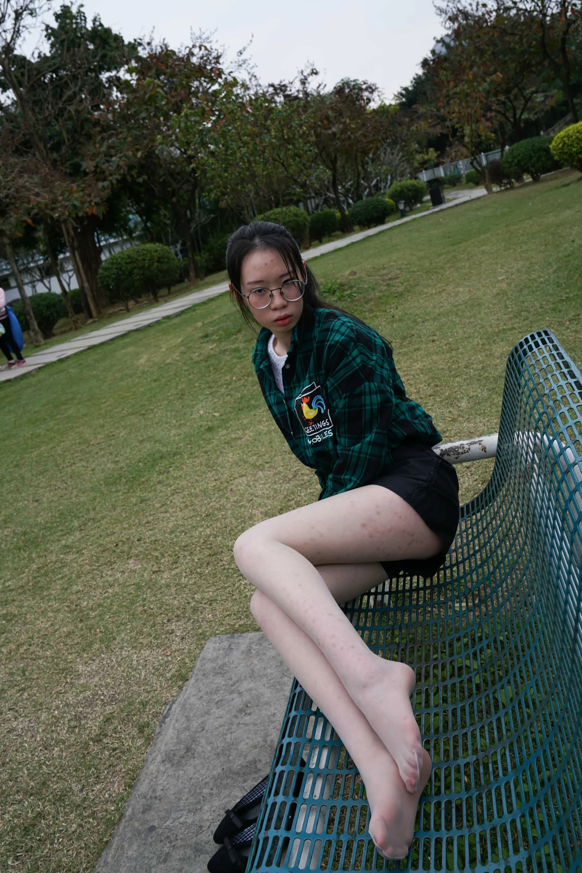 [Mzsock] NO.022 Xiao Zhang picks up a conversation with a high school student in the park and takes a direct shot of his silken feet street photography#[58P]-1