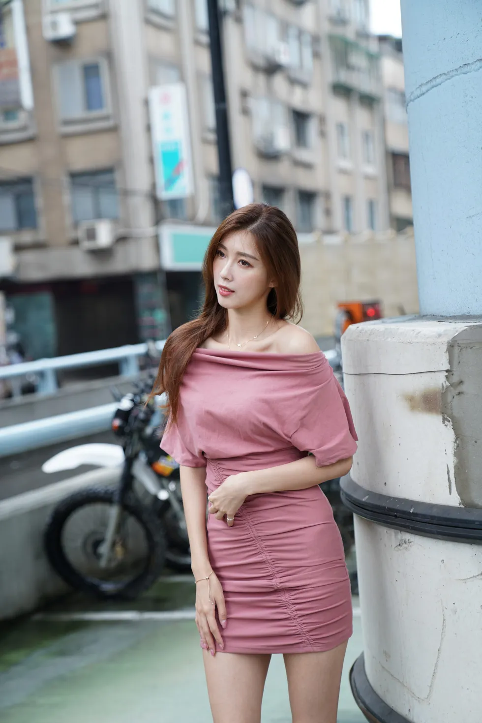 [Mzsock] NO.130 Liao Tingqi, off-shoulder dress and short skirt, cool and beautiful legs street photography#[100P]-1